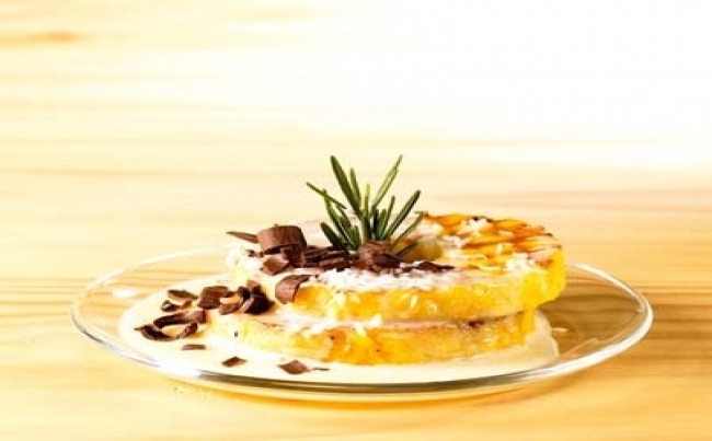 Piña al ron con salsa de coco